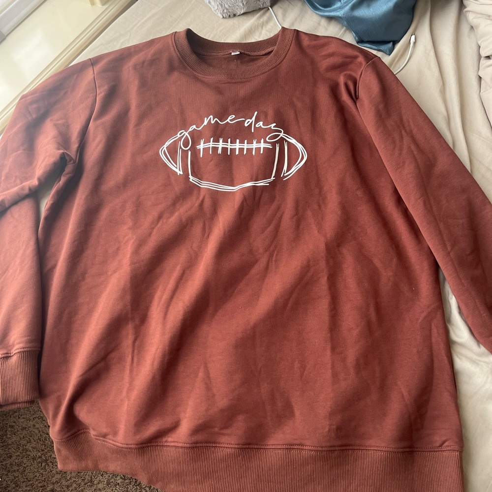 GAMEDAY crew neck.